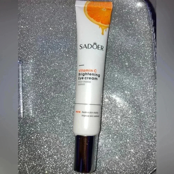 Glam makeup set 🤍😩 - Picture 5 of 6